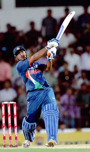 समंदर के संग माही, साक्षी की अठखेलियां | वीडियो देखें