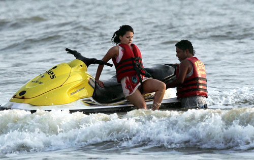 समंदर के संग माही, साक्षी की अठखेलियां | वीडियो देखें