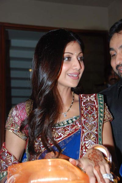 बॉलीवुड सितारों का करवाचौथ... | धोनी, साक्षी और समंदर