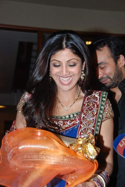 बॉलीवुड सितारों का करवाचौथ... | धोनी, साक्षी और समंदर