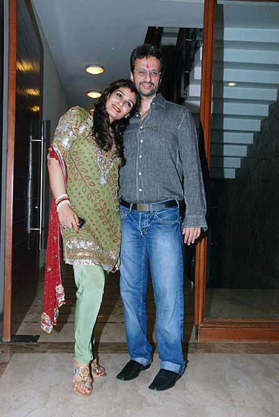 बॉलीवुड सितारों का करवाचौथ... | धोनी, साक्षी और समंदर