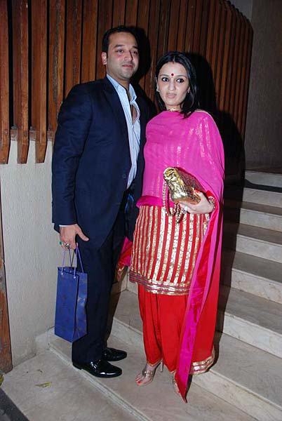 बॉलीवुड सितारों का करवाचौथ... | धोनी, साक्षी और समंदर