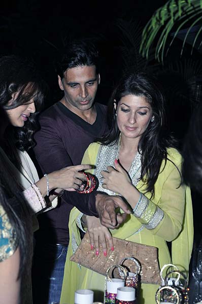 बॉलीवुड सितारों का करवाचौथ... | धोनी, साक्षी और समंदर