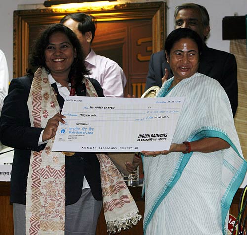 पदक विजेताओं के साथ ममता बनर्जी