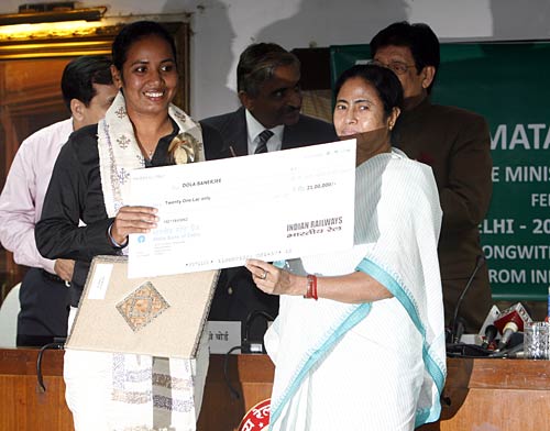 पदक विजेताओं के साथ ममता बनर्जी