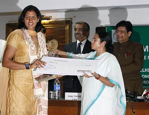 पदक विजेताओं के साथ ममता बनर्जी