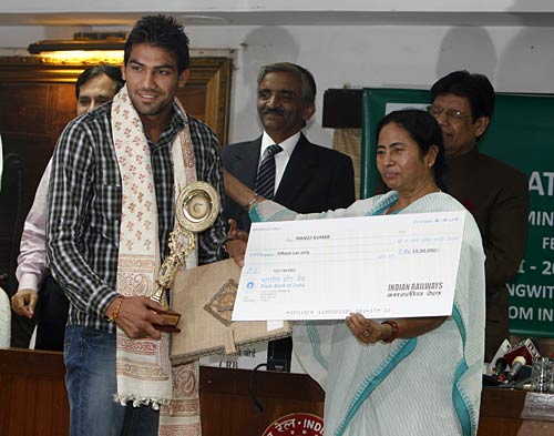 पदक विजेताओं के साथ ममता बनर्जी