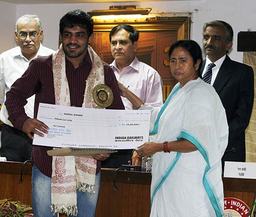 पदक विजेताओं के साथ ममता बनर्जी