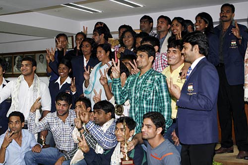 पदक विजेताओं के साथ ममता बनर्जी