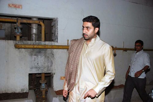 'एक्‍शन रिप्‍ले' की स्‍क्रीनिंग में जुटे सितारे