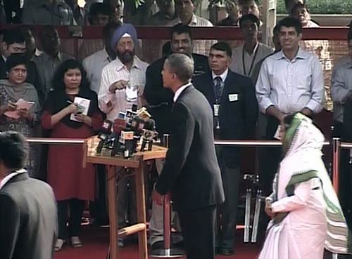 ओबामा दंपति ने बापू को अर्पित किये श्रद्धासुमन