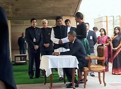 ओबामा दंपति ने बापू को अर्पित किये श्रद्धासुमन