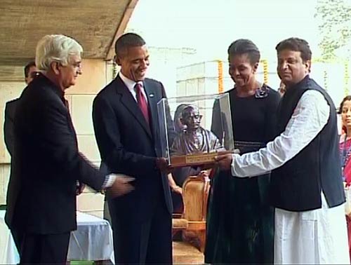 ओबामा दंपति ने बापू को अर्पित किये श्रद्धासुमन