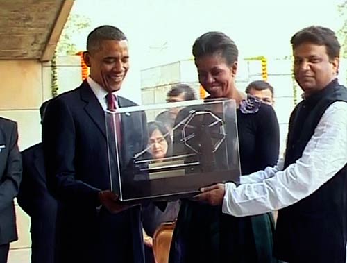 ओबामा दंपति ने बापू को अर्पित किये श्रद्धासुमन