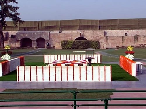 ओबामा दंपति ने बापू को अर्पित किये श्रद्धासुमन