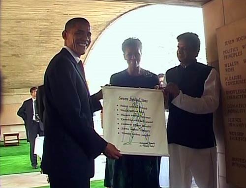 ओबामा दंपति ने बापू को अर्पित किये श्रद्धासुमन