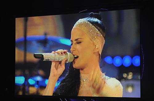 एमटीवी इएमए अवार्ड्स की 'रंगीनियां' |  देखो...  ये है जलवा