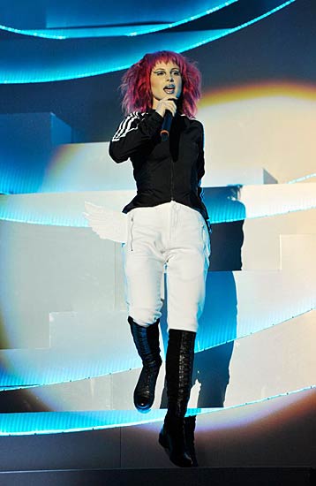 एमटीवी इएमए अवार्ड्स की 'रंगीनियां' |  देखो...  ये है जलवा