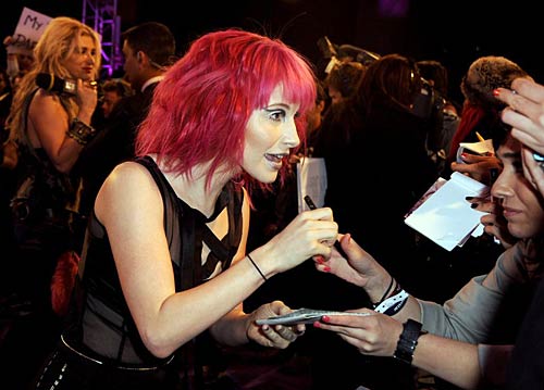 एमटीवी इएमए अवार्ड्स की 'रंगीनियां' |  देखो...  ये है जलवा