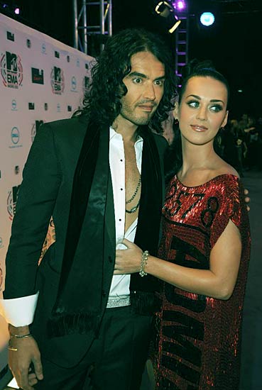 एमटीवी इएमए अवार्ड्स की 'रंगीनियां' |  देखो...  ये है जलवा