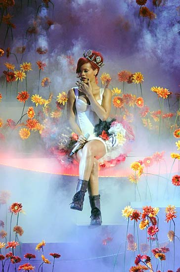 एमटीवी इएमए अवार्ड्स की 'रंगीनियां' |  देखो...  ये है जलवा