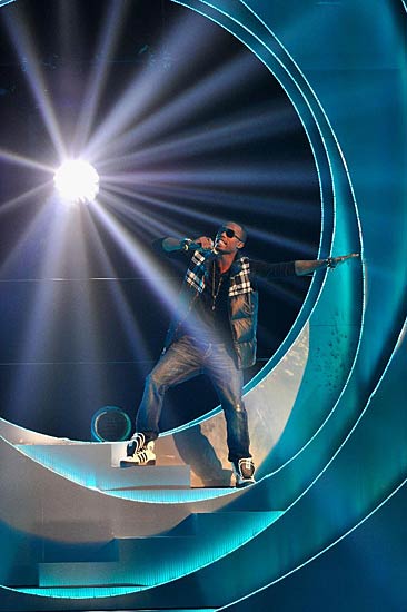 एमटीवी इएमए अवार्ड्स की 'रंगीनियां' |  देखो...  ये है जलवा