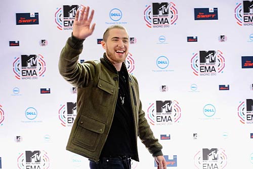 एमटीवी इएमए अवार्ड्स की 'रंगीनियां' |  देखो...  ये है जलवा