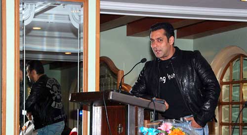 'बीइंग ह्यूमन' के कार्यक्रम में सलमान । 'तीस मार खां' का म्‍यूजिक लॉंच