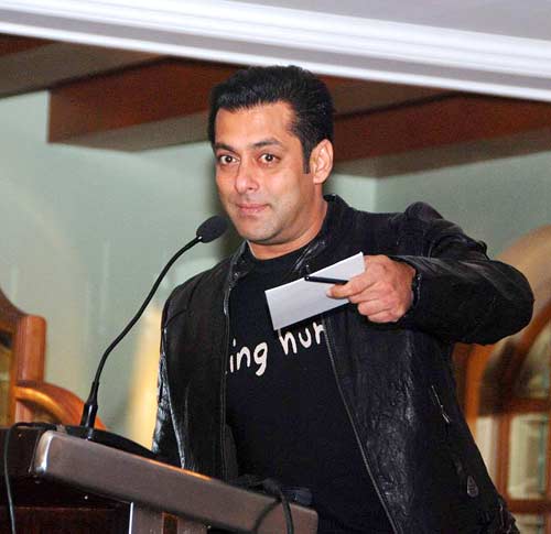 'बीइंग ह्यूमन' के कार्यक्रम में सलमान । 'तीस मार खां' का म्‍यूजिक लॉंच