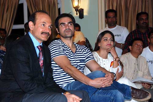 'बीइंग ह्यूमन' के कार्यक्रम में सलमान । 'तीस मार खां' का म्‍यूजिक लॉंच