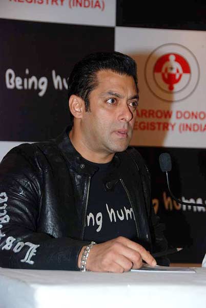 'बीइंग ह्यूमन' के कार्यक्रम में सलमान । 'तीस मार खां' का म्‍यूजिक लॉंच