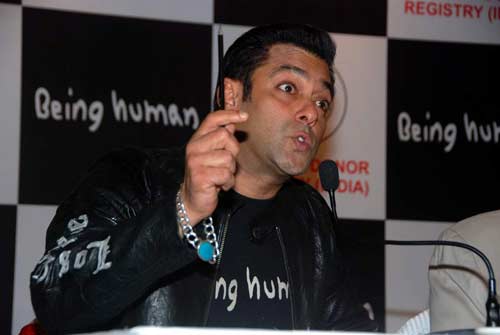 'बीइंग ह्यूमन' के कार्यक्रम में सलमान । 'तीस मार खां' का म्‍यूजिक लॉंच