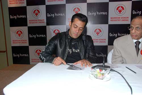 'बीइंग ह्यूमन' के कार्यक्रम में सलमान । 'तीस मार खां' का म्‍यूजिक लॉंच