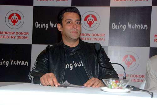 'बीइंग ह्यूमन' के कार्यक्रम में सलमान । 'तीस मार खां' का म्‍यूजिक लॉंच