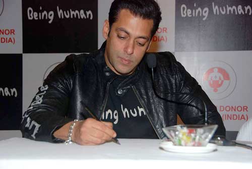 'बीइंग ह्यूमन' के कार्यक्रम में सलमान । 'तीस मार खां' का म्‍यूजिक लॉंच