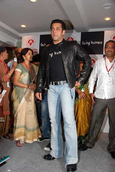 'बीइंग ह्यूमन' के कार्यक्रम में सलमान । 'तीस मार खां' का म्‍यूजिक लॉंच