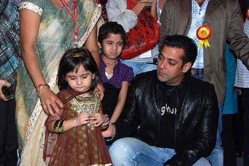 'बीइंग ह्यूमन' के कार्यक्रम में सलमान । 'तीस मार खां' का म्‍यूजिक लॉंच