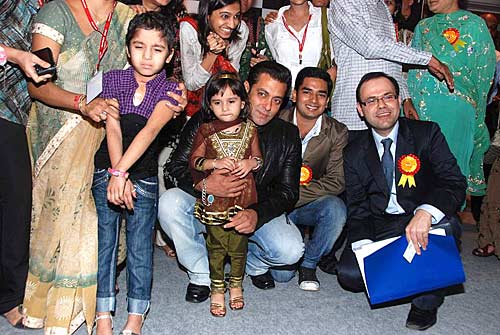 'बीइंग ह्यूमन' के कार्यक्रम में सलमान । 'तीस मार खां' का म्‍यूजिक लॉंच