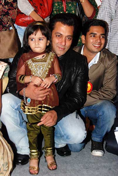 'बीइंग ह्यूमन' के कार्यक्रम में सलमान । 'तीस मार खां' का म्‍यूजिक लॉंच