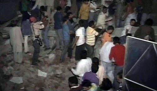 लक्ष्‍मीनगर में इमारत गिरी, पहली तस्‍वीरें