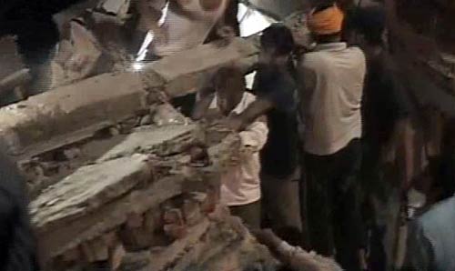 लक्ष्‍मीनगर में इमारत गिरी, पहली तस्‍वीरें