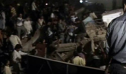 लक्ष्‍मीनगर में इमारत गिरी, पहली तस्‍वीरें