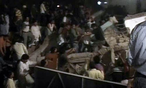 लक्ष्‍मीनगर में इमारत गिरी, पहली तस्‍वीरें