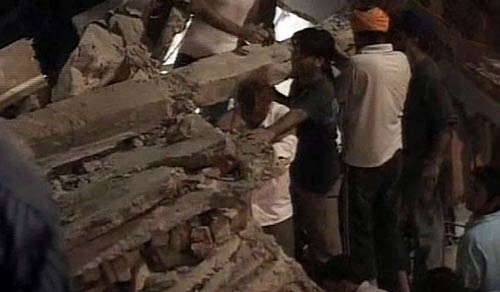 लक्ष्‍मीनगर में इमारत गिरी, पहली तस्‍वीरें