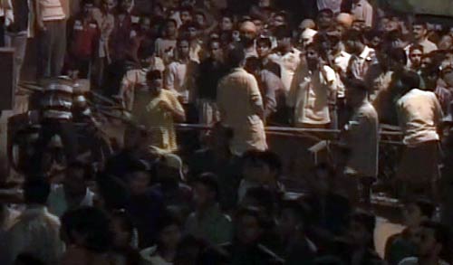 लक्ष्‍मीनगर में इमारत गिरी, पहली तस्‍वीरें