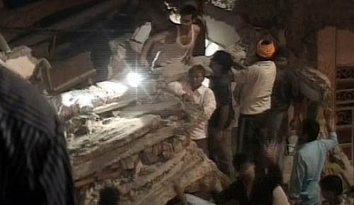 लक्ष्‍मीनगर में इमारत गिरी, पहली तस्‍वीरें