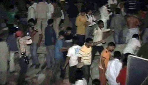 लक्ष्‍मीनगर में इमारत गिरी, पहली तस्‍वीरें