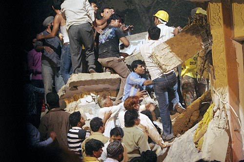 लक्ष्‍मीनगर में इमारत गिरी, पहली तस्‍वीरें