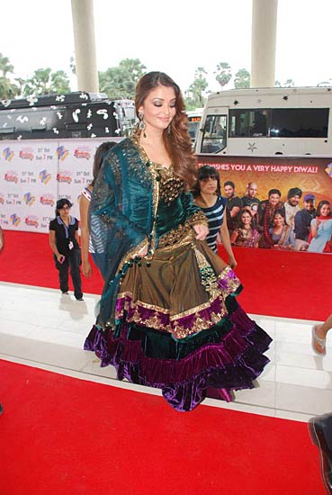 भारतीय परिधान में अभिनेत्रियां | सेंसर बोर्ड रहा मेहरबान