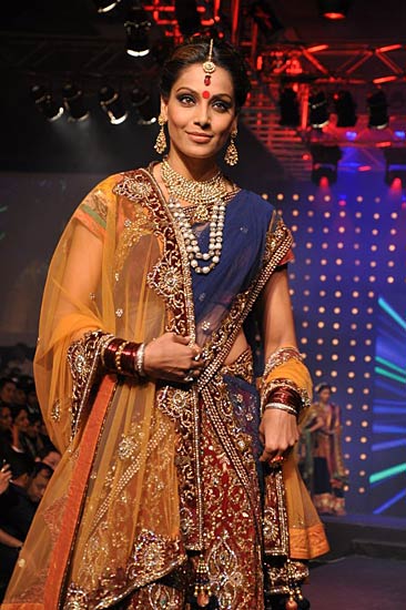 भारतीय परिधान में अभिनेत्रियां | सेंसर बोर्ड रहा मेहरबान